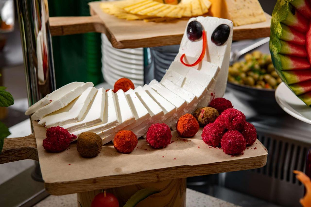 فندق بارك إن راديسون العزيزية مكة المظهر الخارجي الصورة A cheese board with a cheese cat