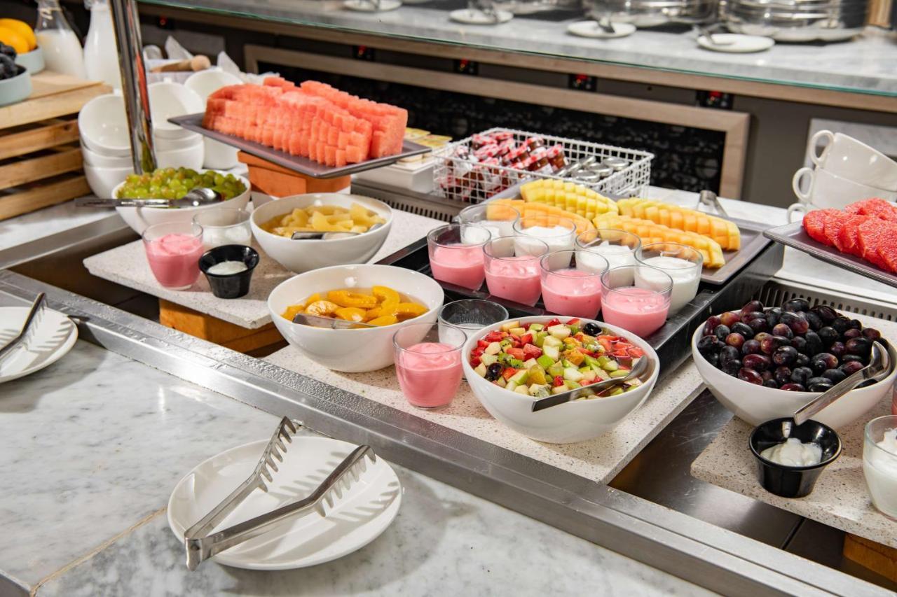 فندق بارك إن راديسون العزيزية مكة المظهر الخارجي الصورة A buffet breakfast at a luxury hotel