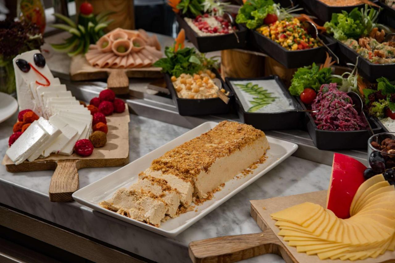 فندق بارك إن راديسون العزيزية مكة المظهر الخارجي الصورة A buffet at a luxury hotel