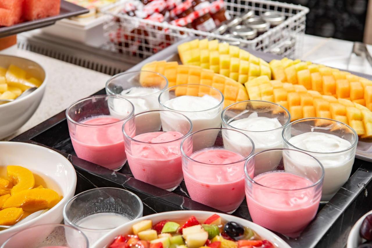 فندق بارك إن راديسون العزيزية مكة المظهر الخارجي الصورة Yogurt and fruit at a buffet breakfast