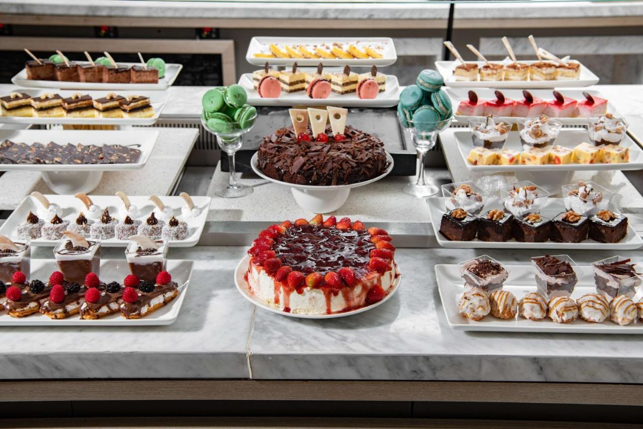 فندق بارك إن راديسون العزيزية مكة المظهر الخارجي الصورة A selection of desserts